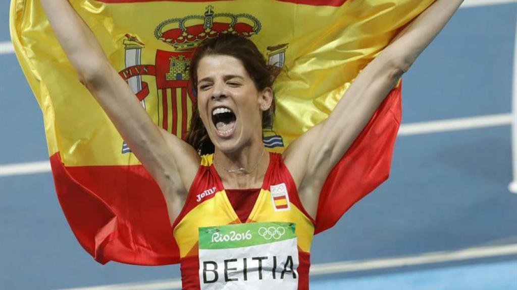 Ruth Beitia celebra una medalla