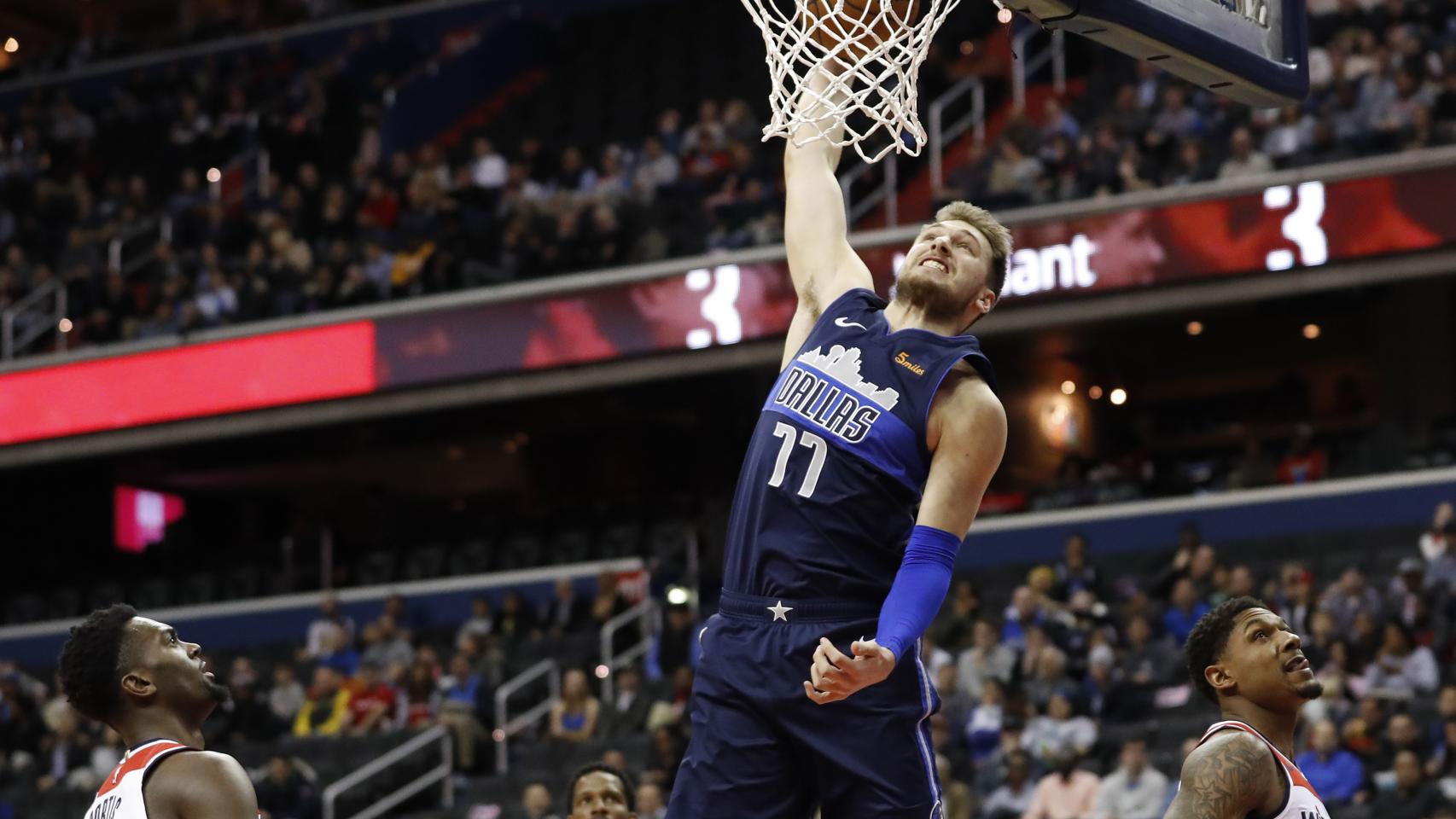 Luka Doncic durante un partido con los Mavericks