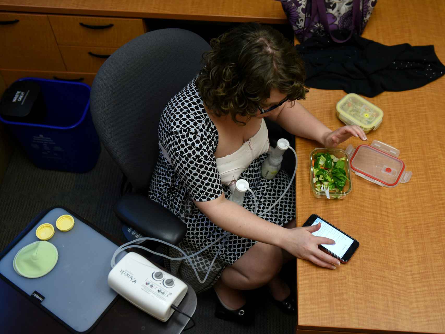 Hoffmann se saca la leche en la oficina, donde trabaja como administradora de programas universitarios, durante el descanso para comer.