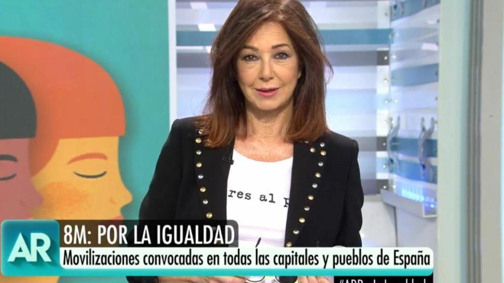 Ana Rosa Quintana con una camiseta que reza 'Mujeres al poder'.