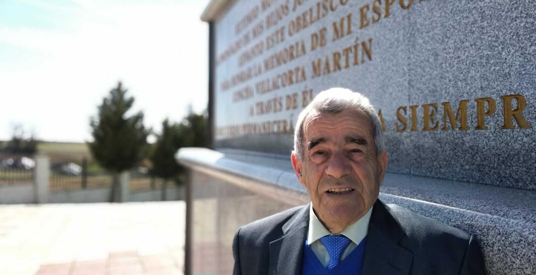 Eutimio, delante del obelisco que construyó para honrar a su mujer.