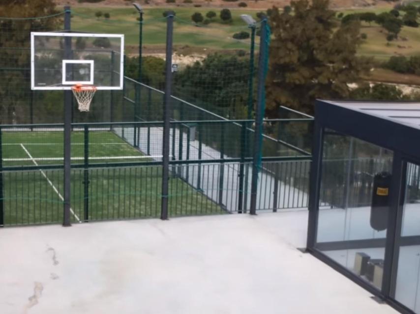 Una pista de pádel a tamaño real en el interior de la parcela de la casa.