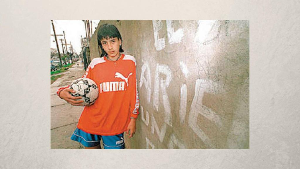 Ariel en su barrio, en uno de los reportajes fotográficos que le hicieron de adolescente