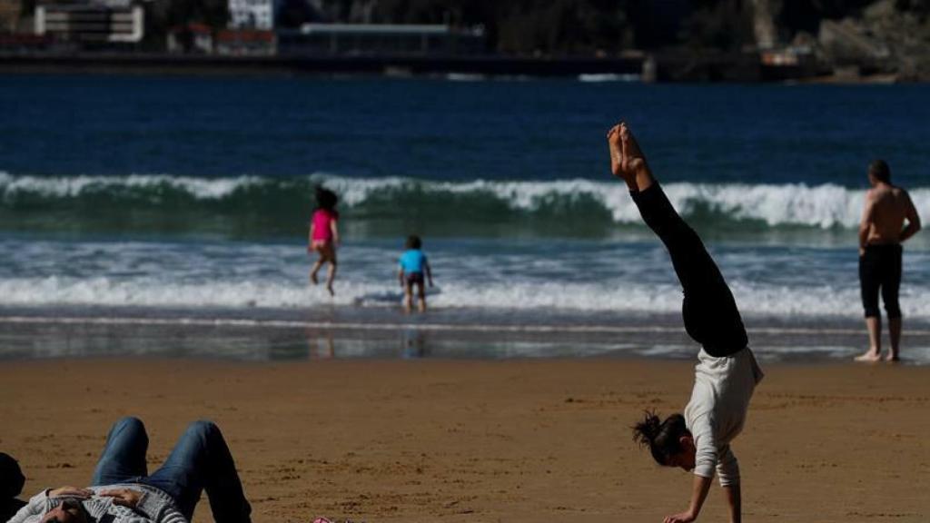 Día soleado en San Sebastián.  EFE/Javier Etxezarreta.