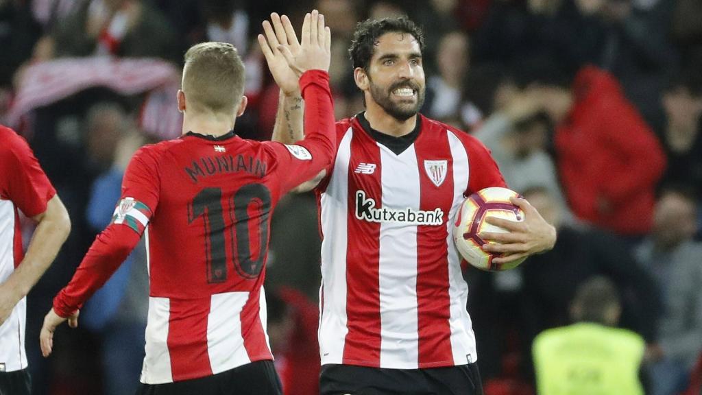 Raúl García celebra su gol con Muniain en el Athletic - Espanyol