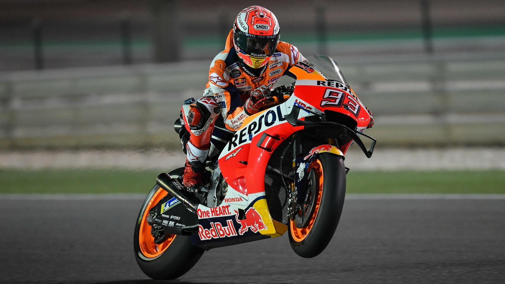 Márquez levanta la rueda delantera de su Honda RC213V, en el circuito de Losail.