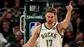 Pau Gasol en un partido con los Bucks