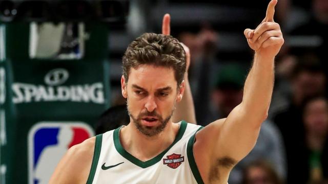 Pau Gasol en un partido con los Bucks