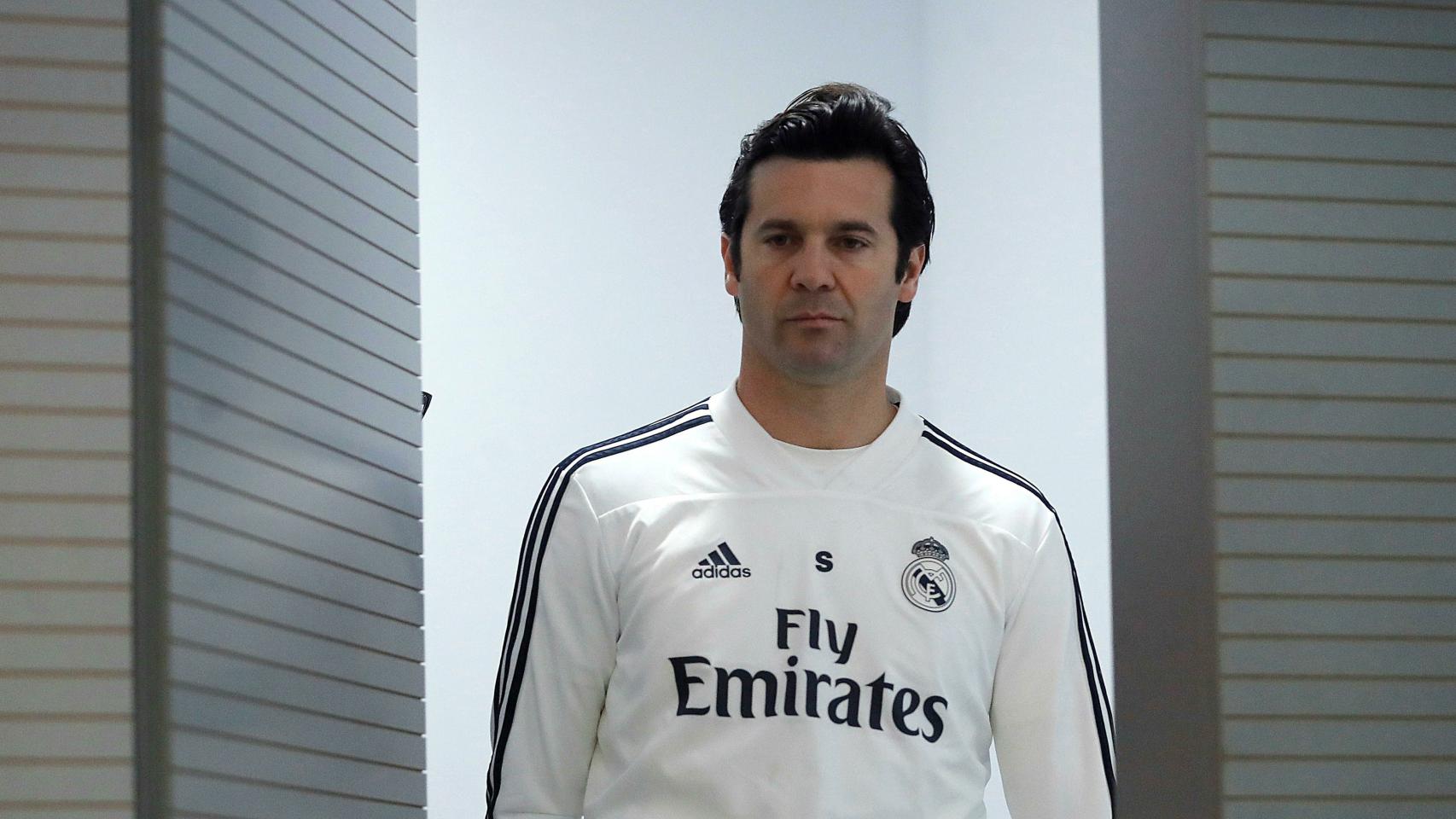 Solari entrando en rueda de prensa