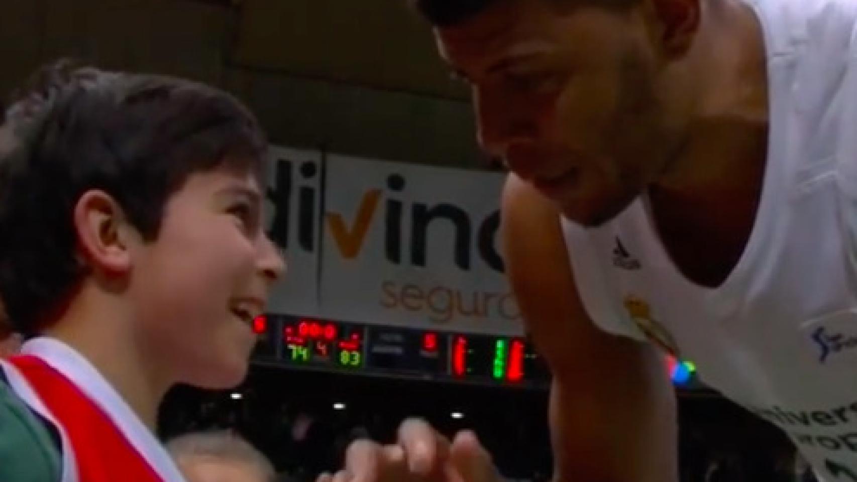 Un niño se pone orgulloso la camiseta de Edy Tavares