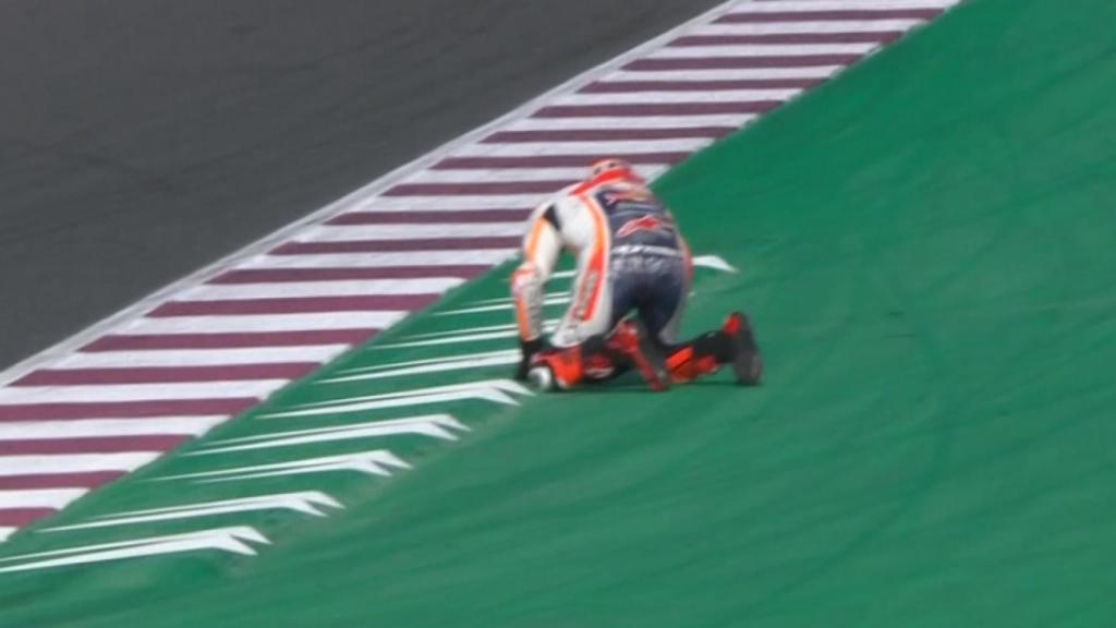 Lorenzo se cae en Losail