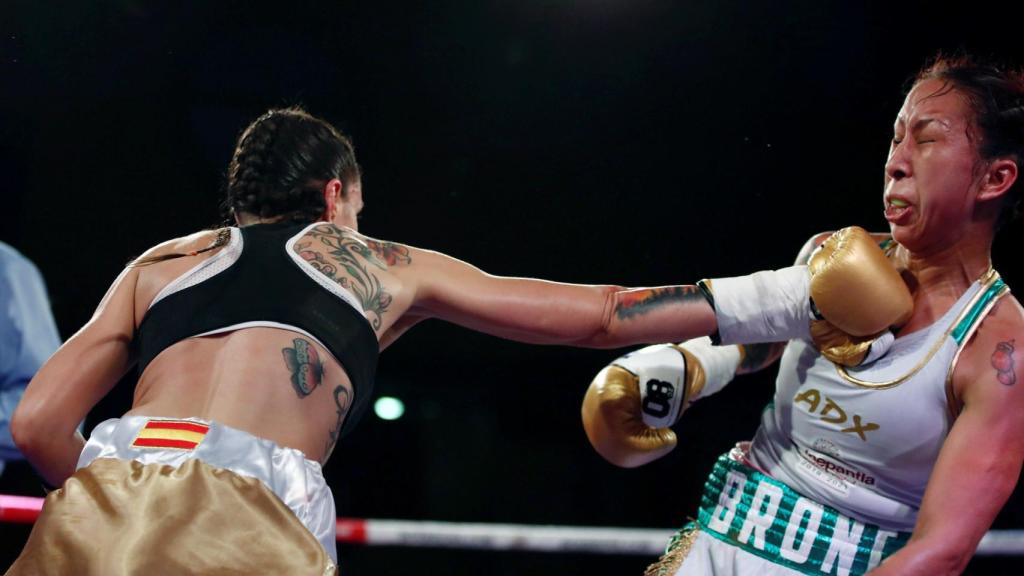 La boxeadora española Joana Pastrana peleando contra la mexicana Ana La Bronca' Arrazola