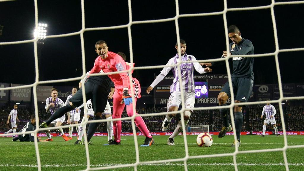 Varane marca el empate del Real Madrid en Valladolid