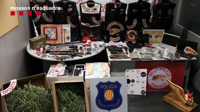 Objetos intervenidos a banda de moteros Hells Angels MC por los Mossos.