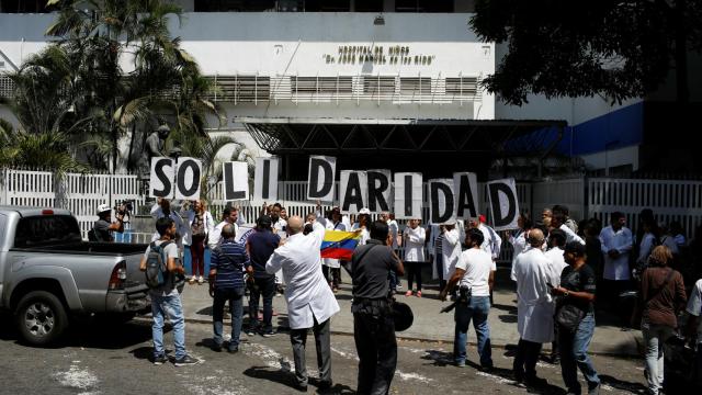 Sanitarios se manifiestan frente a un hospital durante el apagón