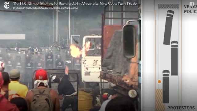 Captura del vídeo del  'NYT' en la que se ve cómo el trapo de un cóctel molotov se desvía hacia uno de los camiones.