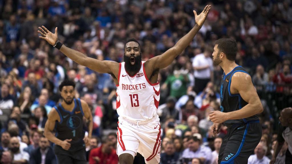 Harden en un partido contra los Mavericks