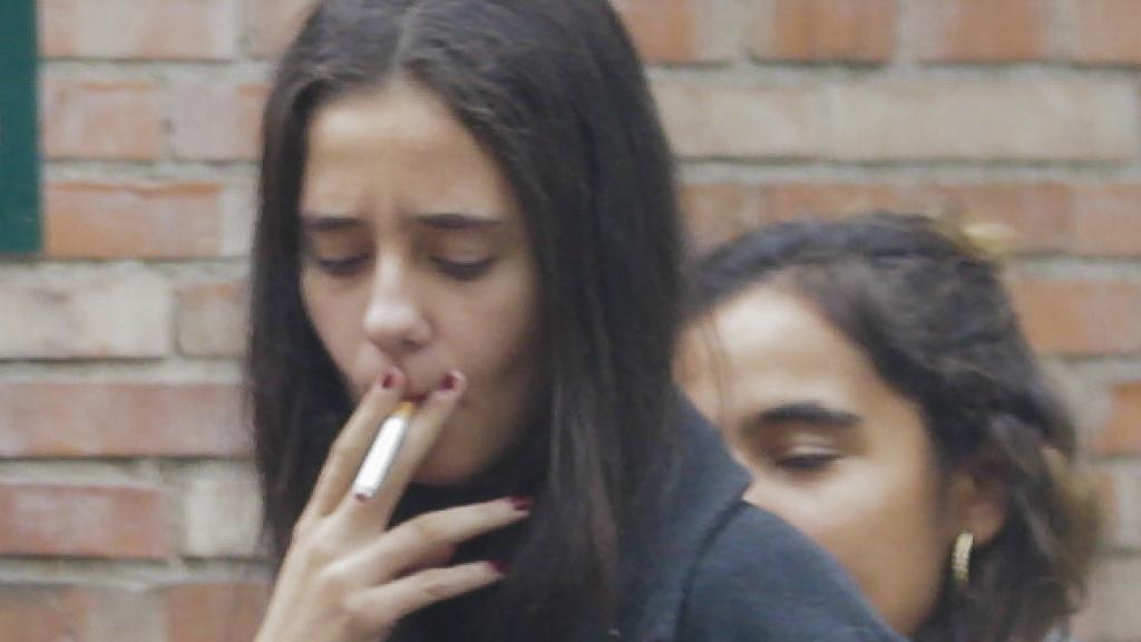 Victoria Federica fumando un pitillo a las puertas de su colegio.