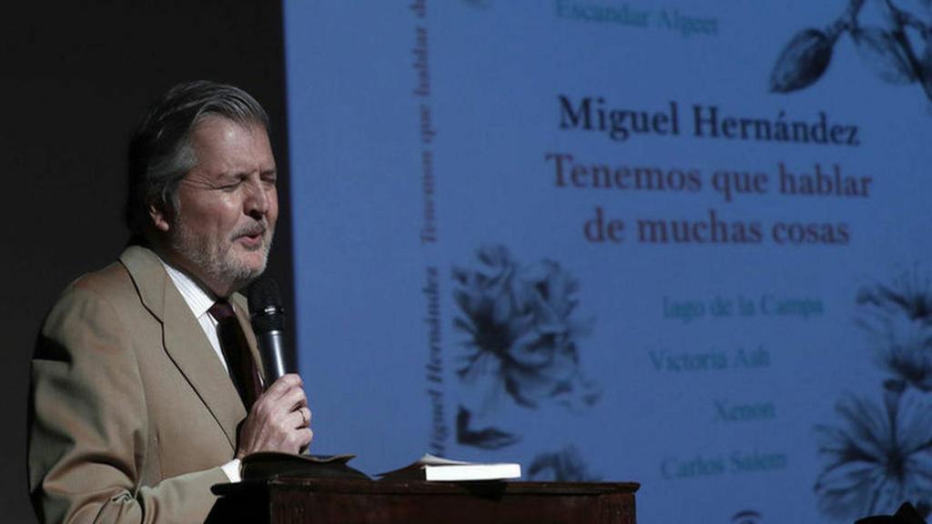 Méndez de Vigo recitando  a Miguel Hernández.