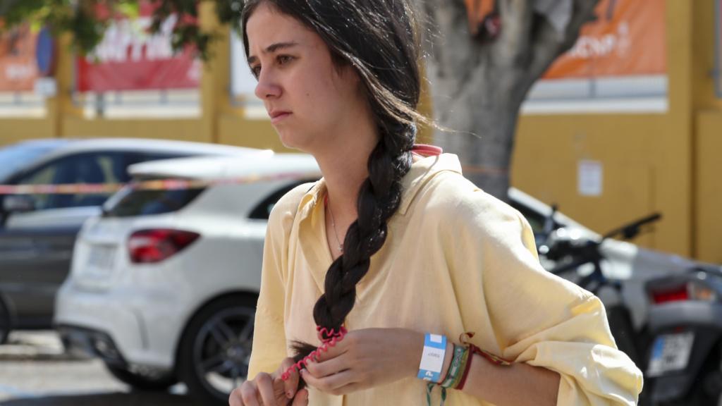 Victoria Federica en Palma de Mallorca luciendo varias pulseras de España en sus muñecas.