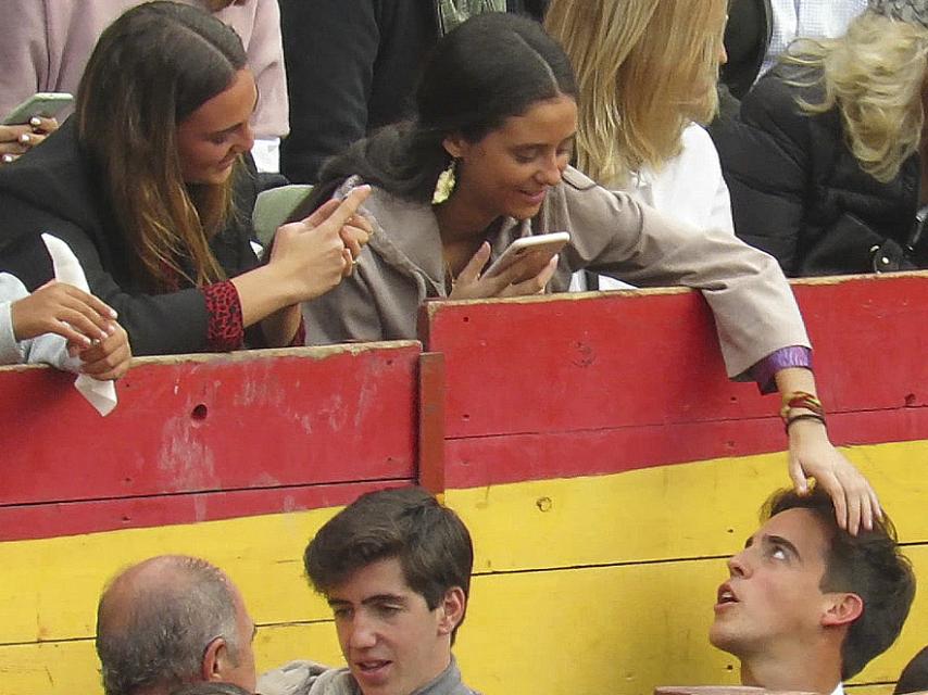 Victoria Federica haciendo un gesto de cariño a su novio, Gonzalo Caballero.