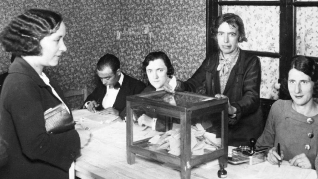 Una mujer vota por primera vez en un colegio electoral de Sarriá durante las elecciones de 1933.