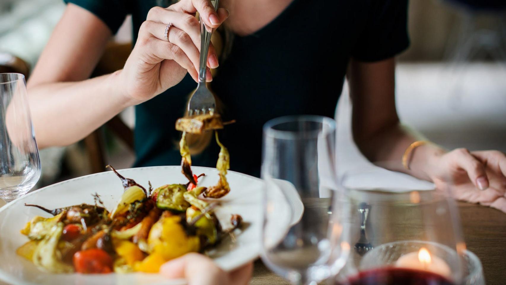 Una mujer disfruta de un buen plato de verduras.