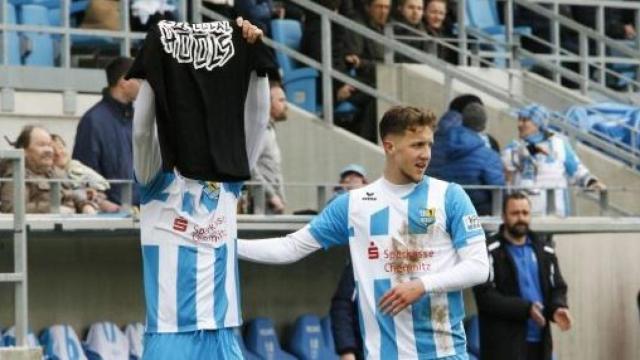 Daniel Frahm durante el encuentro disputado entre Chemnitzer FC y el Altglienicke. Foto: Twitter (@niporwifi)