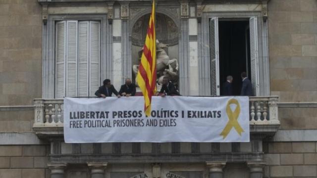 Fachada de la Generalitat con la simbología prohibida por la JEC.