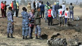 Equipos de rescate y auxilio entre los restos del avión en Etiopía.