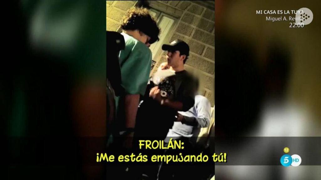 Froilán enfrentándose a un joven a las puertas del Teatro Barceló en Madrid.