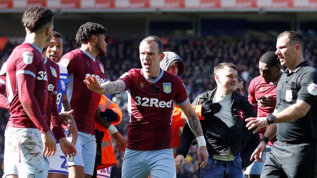 Grealish tras la agresión sufrida en el partido contra el Birmingham