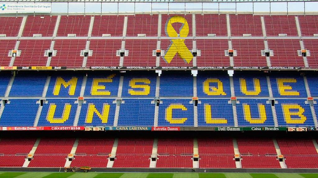 El Camp Nou con el lazo amarillo en sus gradas. Foto: mesqueunllac.cat