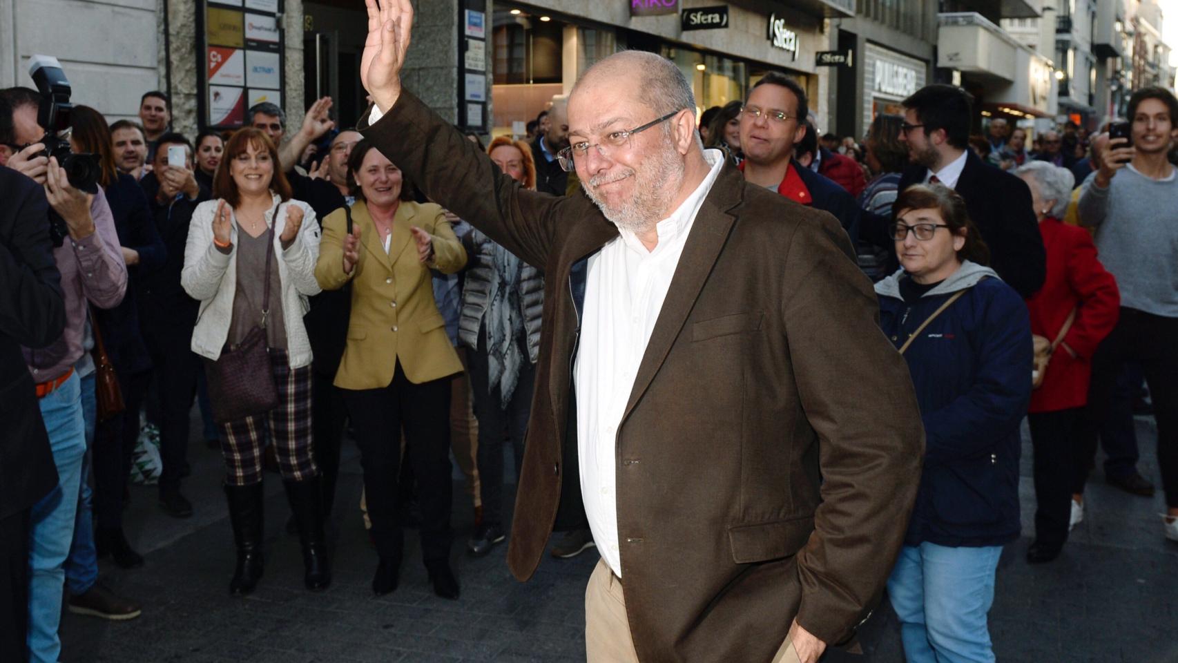 Francisco Igea recibe los aplausos de los simpatizantes de Ciudadanos.