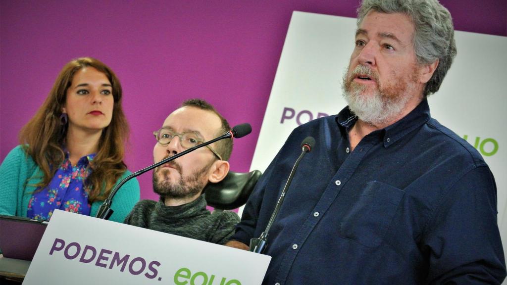 Juan López Uralde, líder de Equo, junto a Pablo Echenique y Noelia Vera, portavoces de Podemos.