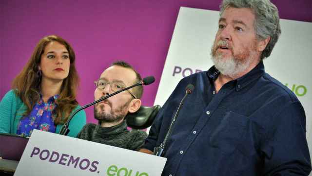 Juan López Uralde, líder de Equo, junto a Pablo Echenique y Noelia Vera, portavoces de Podemos.
