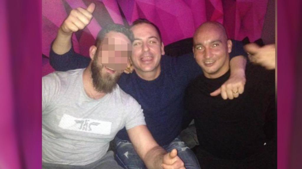 La imagen de WhatsApp en la que aparece Joshua -a la derecha- junto a Andrés Ismael -en el centro- su presunto asesino.