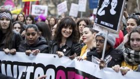 Las actrices Asia Argento y Rose McGowan participan en una marcha por la igualdad durante la celebración del día internacional de la mujer en Roma.