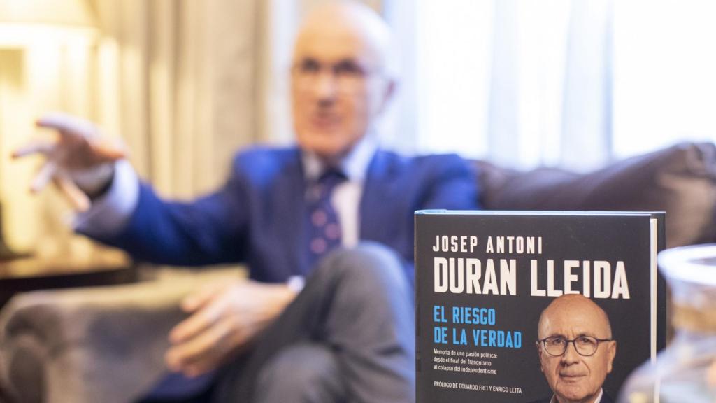 El autor, con una copia de su libro, esta semana en Madrid.