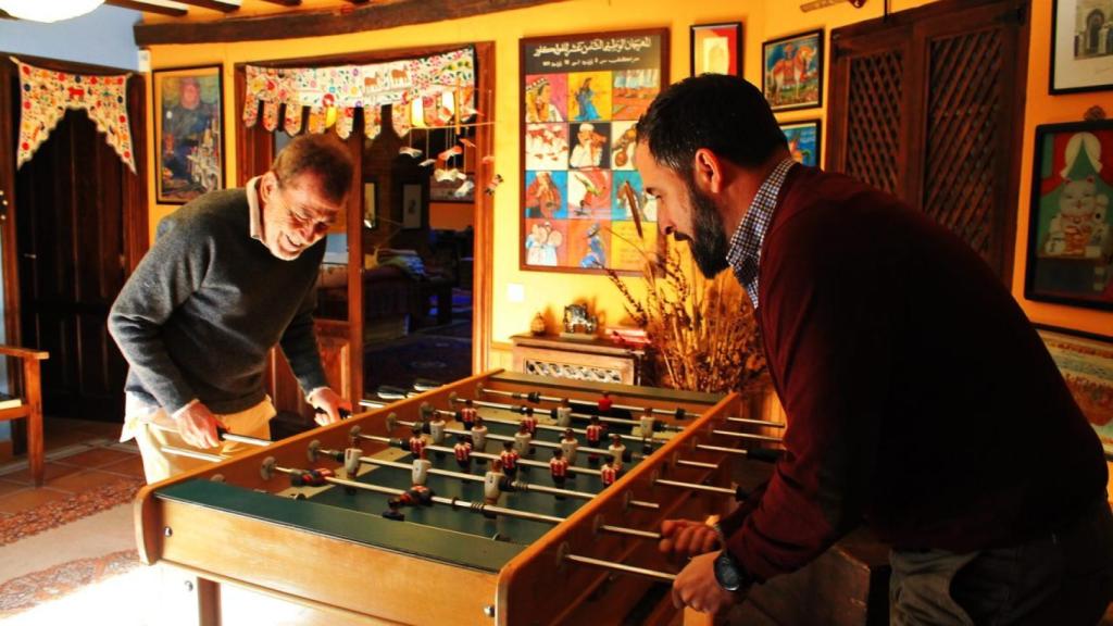 Dragó y Abascal jugando al futbolín.