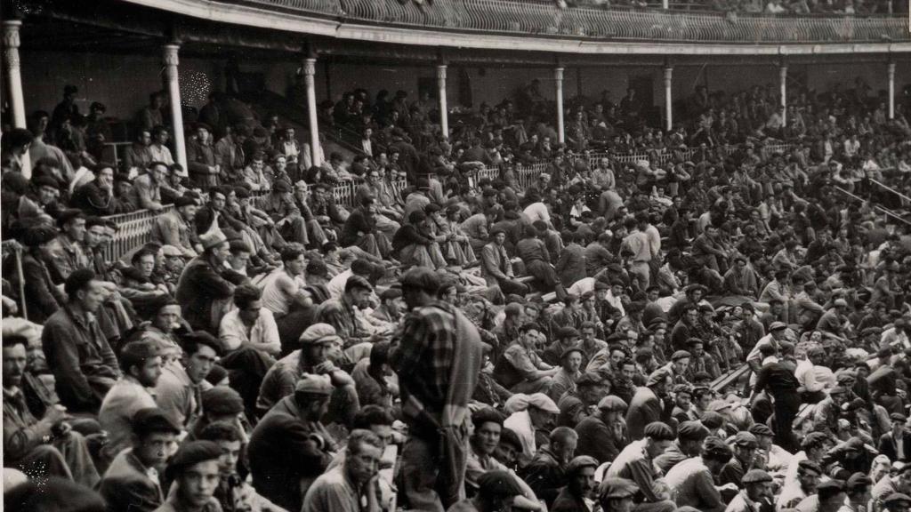 Los prisioneros abarrotan el campo de concentración habilitado en la plaza de toros de Santander.