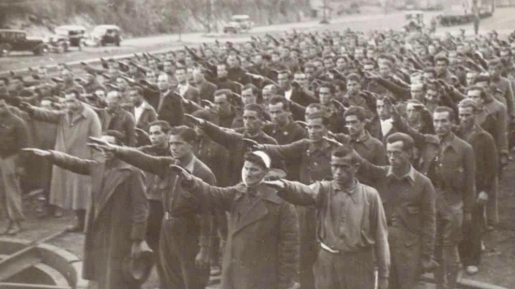 Prisioneros haciendo el saludo fascista en el campo de concentración de Irún, en Guipúzcoa