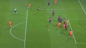Gol legal del Lyon ante el Barcelona: no hay fuera de juego. Foto: Twitter. (@elchiringuitotv)