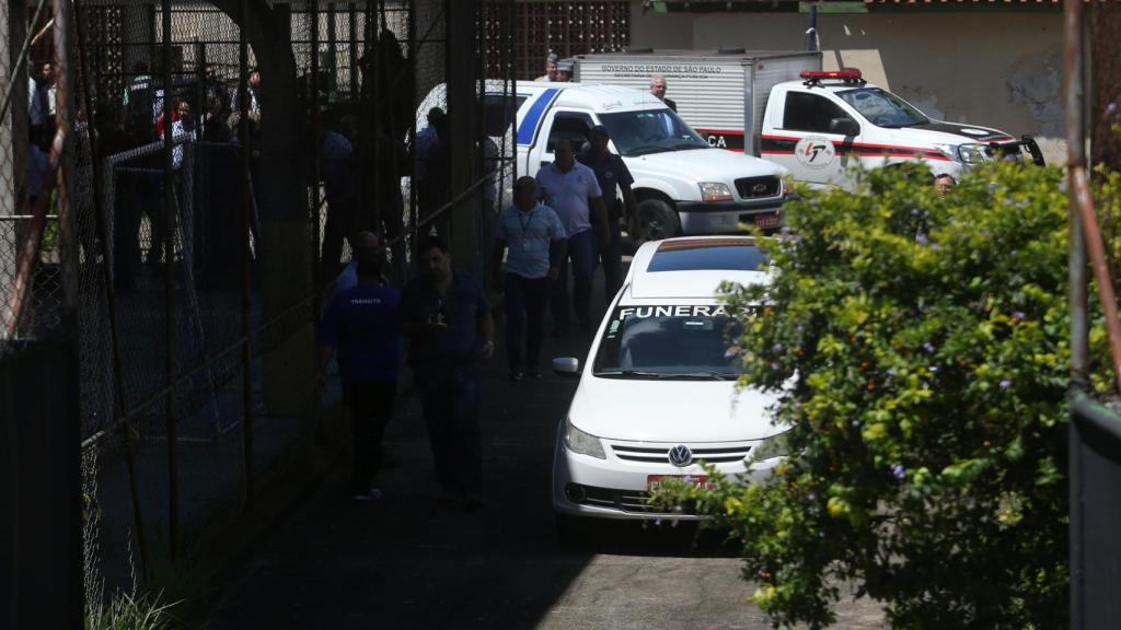 Lugar del tiroteo en Brasil, al que han llegado ambulancias y vehículos funerarios.