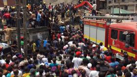 Los equipos de rescate en el colegio derrumbado en Lagos (Nigeria)