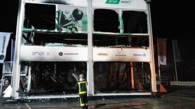 Así ha quedado la carpa donde guardaban las motos en Jérez tras el incendio