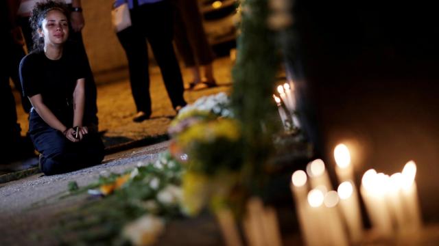 Una estudiante durante el homenaje a las víctimas del tiroteo.