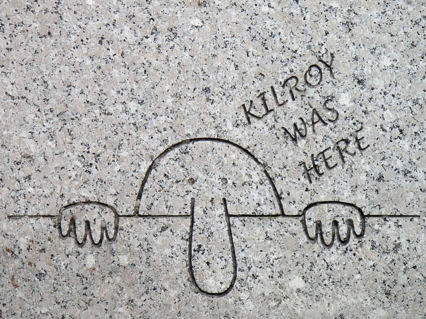 Grabado de Kilroy was here en el Monumento Nacional a la II Guerra Mundial.
