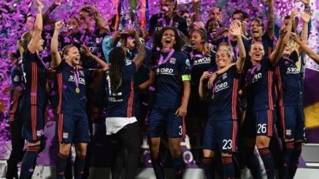 El equipo femenino del Lyon celebra la Women's Champions League. Foto: UEFA.com