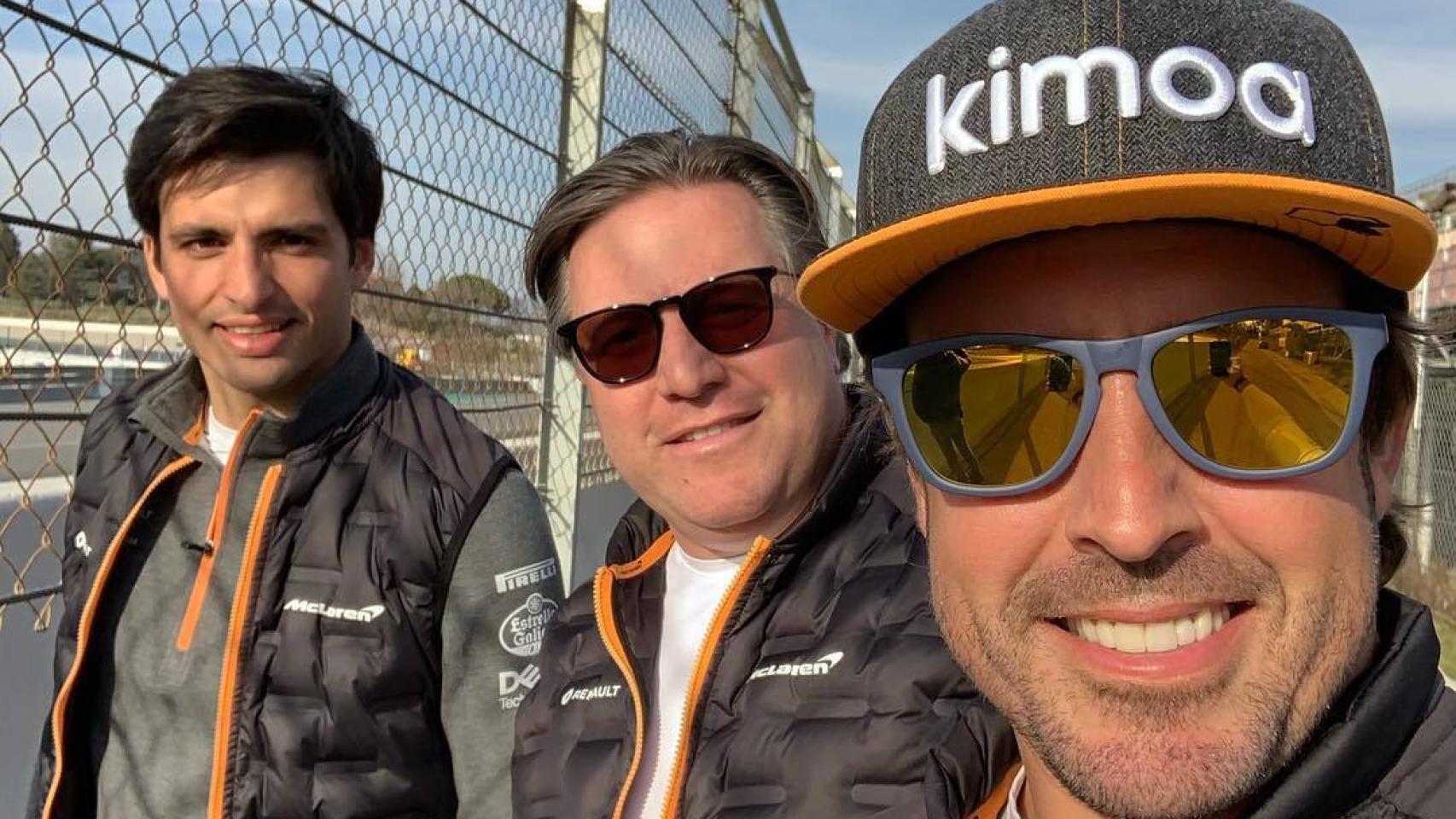 Carlos Sainz, Zak Brown y Fernando Alonso